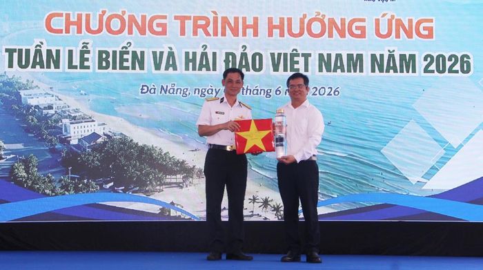Nhà Trưng bày Hoàng Sa đón nhận món quà nước biển được mang về từ vùng biển Hoàng Sa và lá cờ Tổ quốc có chữ ký của cán bộ chiến sĩ Lữ đoàn 161 – Bộ Tư lệnh Vùng 3 Hải quân.