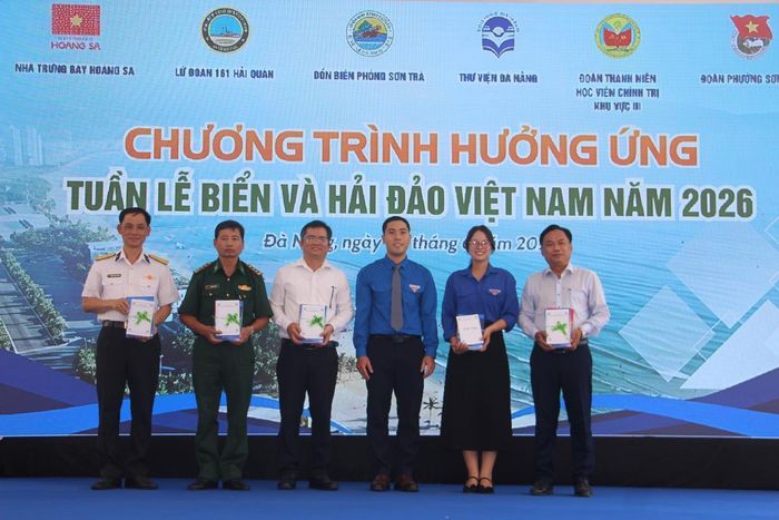 Đoàn Học viện Chính trị khu vực III tặng các đơn vị phối hợp một số đầu sách ý nghĩa về bảo vệ chủ quyền biển, đảo và đấu tranh phản bác các quan điểm sai trái, thù địch trong tình hình hiện nay.
