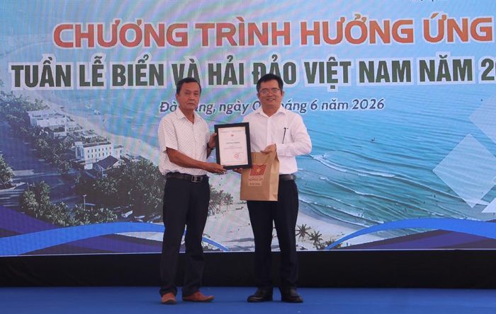 Nhà Trưng bày Hoàng Sa tiếp nhận tư liệu 7 sắc bằng liên quan đến lực lượng Thủy quân triều Nguyễn từ ông Mai Văn Khôi – đại diện Tộc Mai Văn.