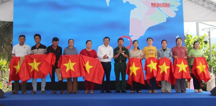 Trao tặng cờ Tổ quốc và quà cho các chủ tàu cá trên địa bàn phường Sơn Trà.