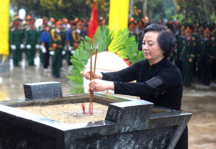 Phó Thủ tướng Phạm Thị Thanh Trà dâng hương các Anh hùng liệt sĩ là quân tình nguyện và chuyên gia Việt Nam hy sinh tại Lào và Campuchia được quy tập, hồi hương trong mùa khô 2025 - 2026