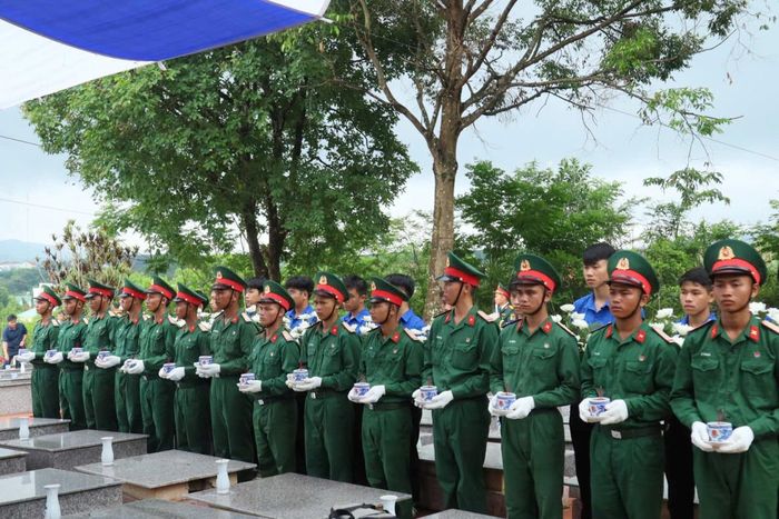 Lễ an táng 16 hài cốt liệt sĩ quân tình nguyện và chuyên gia Việt Nam hy sinh tại Lào và Campuchia