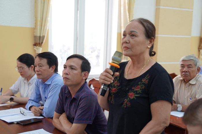 Người dân tham gia đóng góp ý kiến tại hội nghị.
