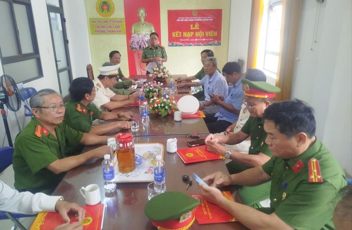 Đại tá Trần Đình Dõng phát biểu tại lễ kết nạp hội viên mới.