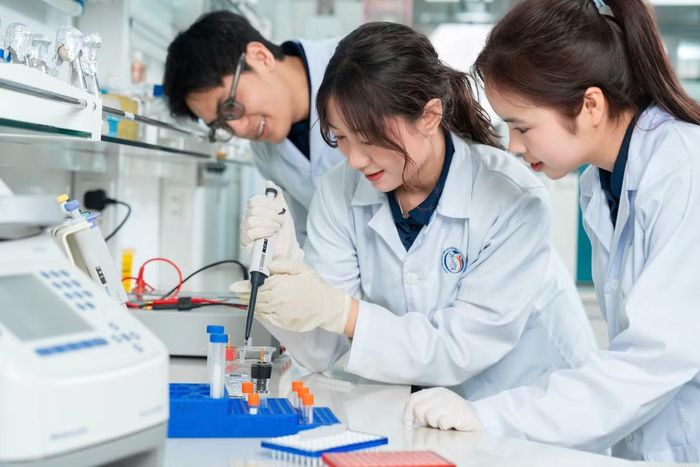 Sinh viên Đại học Phenikaa trong một giờ học về khoa học.