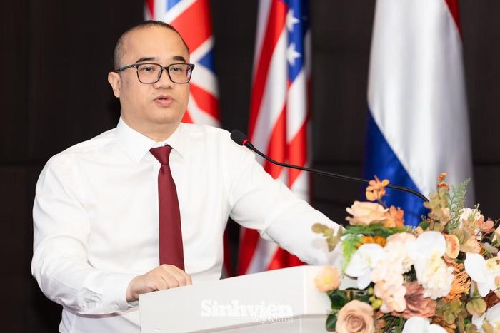 "Nghiên cứu phải gắn với chính sách, chính sách phải gắn với thực tiễn phát triển. Chúng ta cần đi vào trọng tâm, giải quyết những bài toán nhỏ nhưng mang tính cốt lõi để thực sự thúc đẩy được mô hình tăng trưởng", PGS.TS. Nguyễn Trúc Lê - Hiệu trưởng Trường Đại học Kinh tế (ĐHQG Hà Nội) phát biểu khai mạc hội thảo.