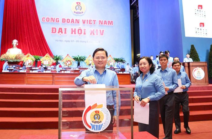  Các đại biểu bỏ phiếu bầu Ban Chấp hành Tổng Liên đoàn Lao động Việt Nam khóa XIV, chiều 4-6. Ảnh: QUANG PHÚC 