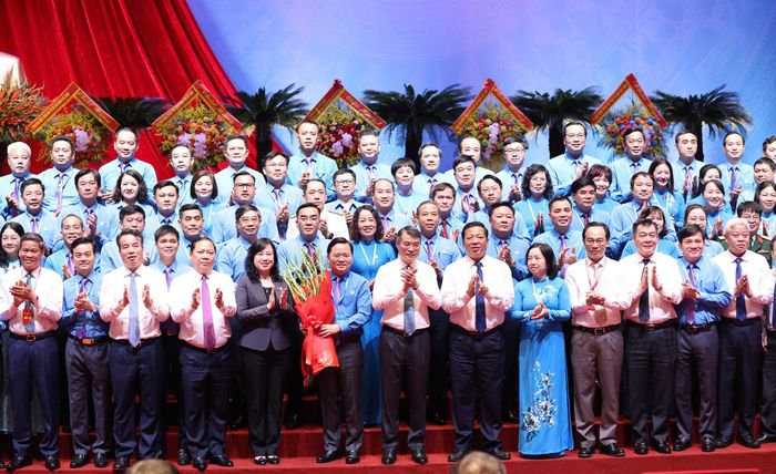  Thủ tướng Lê Minh Hưng tặng hoa Chủ tịch Tổng Liên đoàn Lao động Việt Nam Nguyễn Anh Tuấn và chúc mừng Ban Chấp hành Tổng Liên đoàn Lao động Việt Nam khóa XIV, sáng 5-6. Ảnh: QUANG PHÚC 