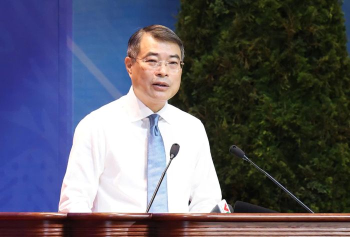  Thủ tướng Lê Minh Hưng trao đổi với các đại biểu dự Đại hội XIV Công đoàn Việt Nam, sáng 5-6. Ảnh: QUANG PHÚC 