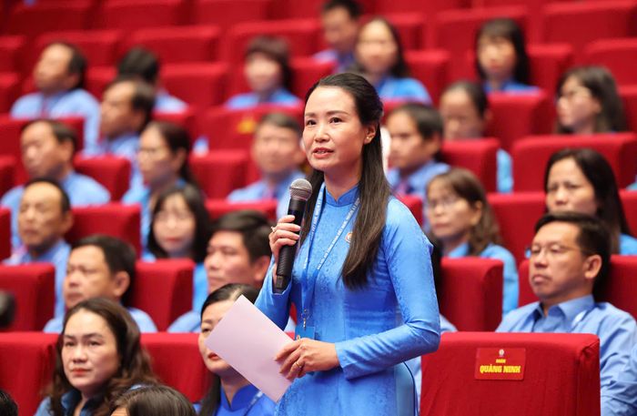  ĐB Nguyễn Thị Thanh nêu ý kiến trao đổi, thảo luận, sáng 5-6. Ảnh: QUANG PHÚC 