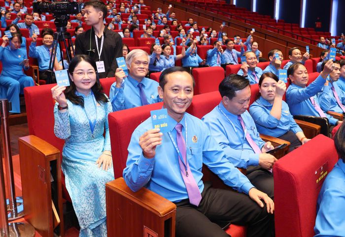  Các đại biểu biểu quyết thông qua Nghị quyết đại hội, sáng 5-6. Ảnh: QUANG PHÚC 