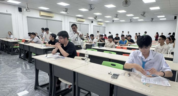  Thí sinh tham gia kỳ thi đánh giá năng lực đợt 2 tại điểm thi Trường ĐH Công nghiệp TPHCM - Ảnh: THANH HÙNG 