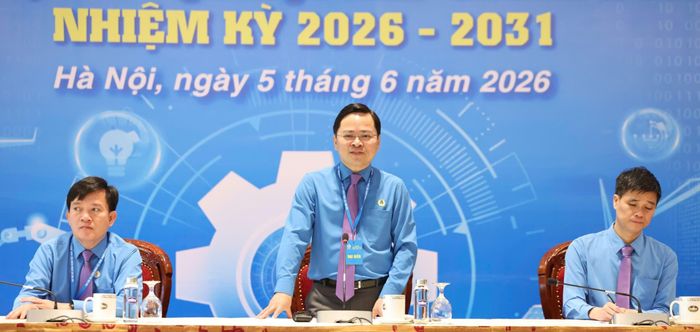  Chủ tịch Tổng LĐLĐ Việt Nam khóa XIV Nguyễn Anh Tuấn chủ trì họp báo và phát biểu. Ảnh: QUANG PHÚC 