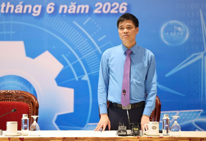  Phó Chủ tịch Tổng LĐLĐ Việt Nam Ngọ Duy Hiểu trả lời câu hỏi của PV Báo SGGP. Ảnh: QUANG PHÚC 