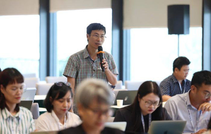  PV Báo SGGP nêu câu hỏi tại họp báo, trưa 5-6. Ảnh: QUANG PHÚC 