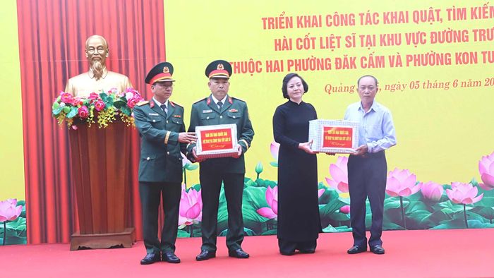  Phó Thủ tướng Phạm Thị Thanh Trà tặng quà các đơn vị làm nhiệm vụ. Ảnh: HỮU PHÚC 