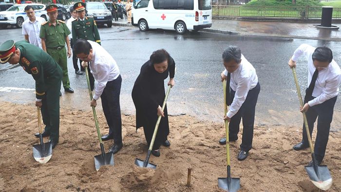  Các đại biểu thực hiện động thổ, khai quật. Ảnh: HỮU PHÚC 