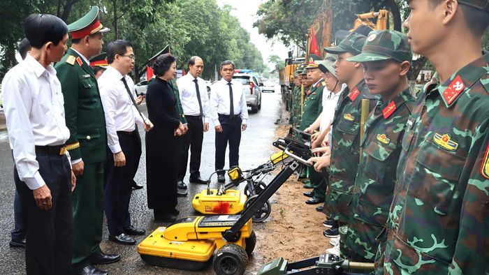  Phó Thủ tướng Phạm Thị Thanh Trà thăm hỏi, động viên lực lượng làm nhiệm vụ. Ảnh: HỮU PHÚC 