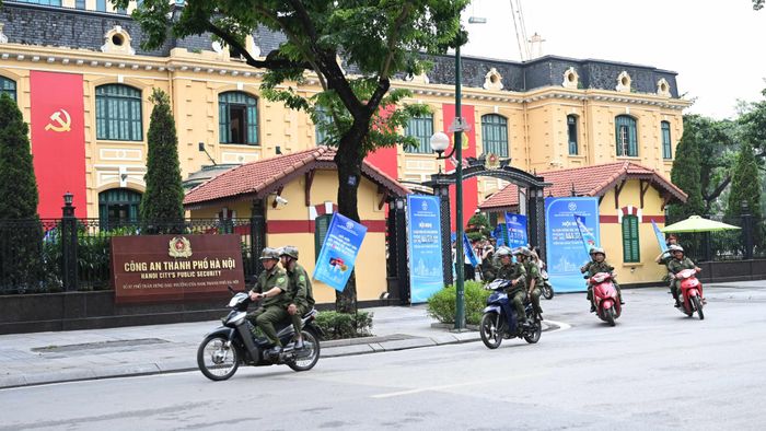  Lực lượng an ninh trật tự ở cơ sở xuất quân hưởng ứng chương trình. Ảnh: ĐỖ TRUNG 