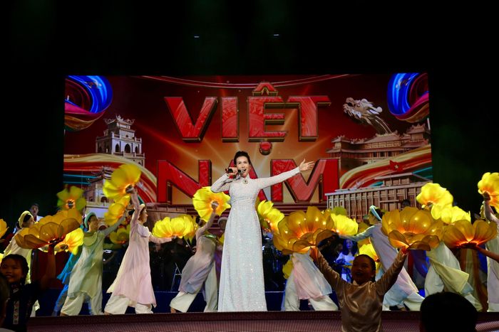  Ca sĩ Võ Hạ Trâm biểu diễn ca khúc "Việt Nam kiêu hãnh". Ảnh: DŨNG PHƯƠNG 