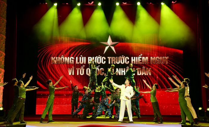  Tiết mục ca múa "Ngọn lửa kiên trung". Ảnh: DŨNG PHƯƠNG 