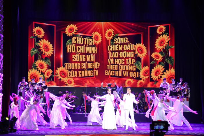  Tiết mục liên khúc "Lòng dân ơn Bác - Dâng Người ngàn hoa chiến công". Ảnh: DŨNG PHƯƠNG 