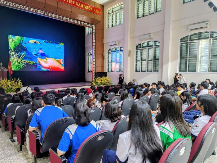 Các bạn học sinh xem và giao lưu tại buổi chiếu. Ảnh: VĂN TUẤN