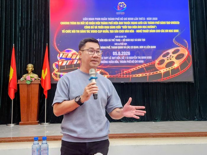 Đạo diễn Khoa Nguyễn chia sẻ về việc triển khai sáng kiến "Kiến tạo điện ảnh học đường". Ảnh: VĂN TUẤN