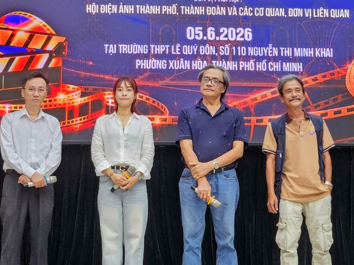 Các khách mời tham gia giao lưu với học sinh. Ảnh: VĂN TUẤN