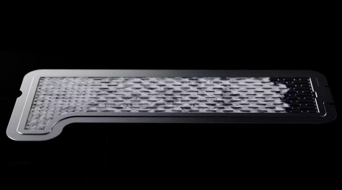 Nhiều nguồn tin rò rỉ gần đây cho biết Apple có thể trang bị hệ thống tản nhiệt buồng hơi trên mẫu iPhone Ultra màn hình gập trong tương lai, một nâng cấp được xem là bước tiến quan trọng giúp thiết bị duy trì hiệu năng ổn định trong thời gian dài thay vì bị giảm sức mạnh khi nhiệt độ tăng cao như trên nhiều smartphone hiện nay.