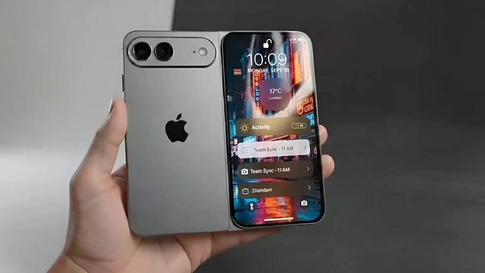 Màn hình gập cũng được xem là lợi thế đáng kể khi mang lại không gian hiển thị rộng hơn cho game thủ, giúp trải nghiệm các tựa game chiến thuật, nhập vai hay đua xe trở nên sống động hơn, đồng thời hỗ trợ tốt cho nhu cầu xem phim, làm việc đa nhiệm và sáng tạo nội dung trên cùng một thiết bị.