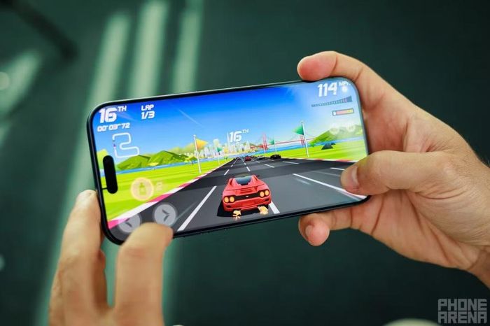 Các dòng iPhone cao cấp hiện nay đã đủ khả năng xử lý nhiều tựa game AAA với chất lượng đồ họa ấn tượng, nhưng điểm yếu lớn nhất vẫn nằm ở khả năng duy trì hiệu năng dài hạn, đặc biệt trong các phiên chơi kéo dài hoặc khi chạy những trò chơi có đồ họa phức tạp yêu cầu sức mạnh xử lý liên tục. (Ảnh: Phonearena)