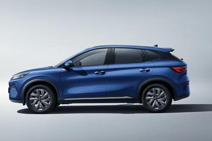 Mới đây, BYD đã tung ra đoạn thứ hai để úp mở về kế hoạch ra mắt Atto 3 Evo 2026 chạy điện ở thị trường Malaysia. Hãng công bố xe sẽ khả năng tăng tốc từ 0-100 km/h trong 5,5 giây, đúng với thông số của biến thể dẫn động cầu sau mới.