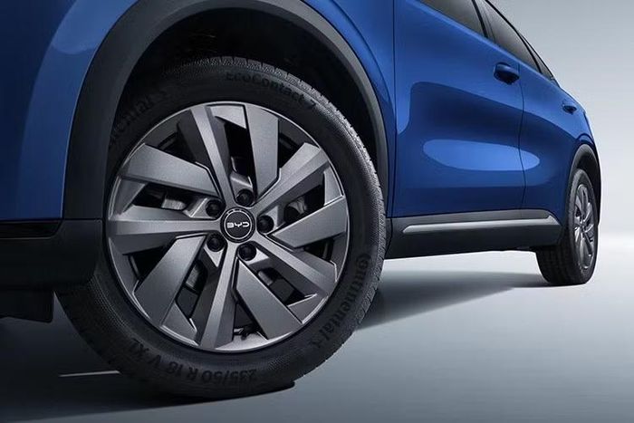 Tuy nhiên, BYD Malaysia không đề cập đến biến thể dẫn động bốn bánh với hai mô-tơ điện mạnh hơn, sở hữu tổng công suất 449 mã lực (330 kW) và mô-men xoắn cực đại 560 Nm cùng khả năng tăng tốc 0-100 km/h trong 3,9 giây. Điều này cho thấy nhiều khả năng BYD Atto 3 Evo AWD sẽ không được phân phối tại Malaysia.