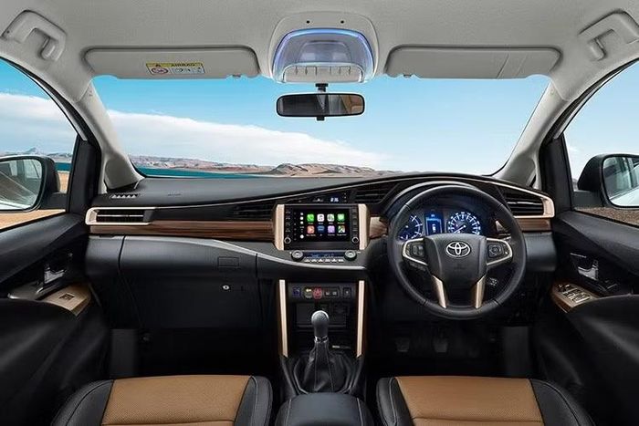 Xét về tổng thể, Toyota Innova Crysta 2026 mang vẻ ngoài cơ bắp và cứng cáp hơn trước. Điều này được cho là sẽ phù hợp với nhóm khách hàng mục tiêu tại thị trường Ấn Độ vốn đã rất ưa chuộng mẫu MPV dùng động cơ diesel và khung gầm rời này. Bên trong khoang lái, Toyota đã cố gắng nâng cao cảm giác sang trọng và tinh tế cho mẫu xe này.