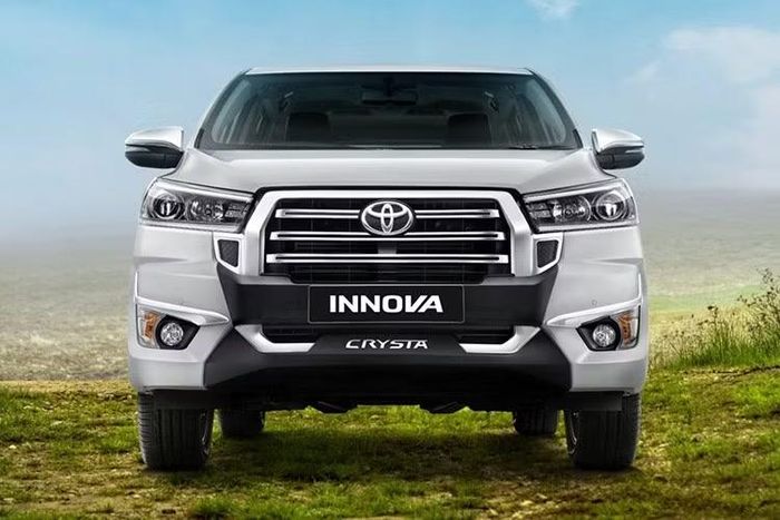 Về thiết kế, Toyota Innova Crysta 2026 sở hữu phần đầu xe mới với lưới tản nhiệt khác biệt. Bao quanh lưới tản nhiệt cỡ lớn là viền mạ crôm dày dặn trong khi khu vực chính giữa được chia tách bằng một chi tiết ốp màu đen cũng là nơi gắn biển số xe. Cản trước và sau được thiết kế lại với nhiều chi tiết mạ crôm hơn.