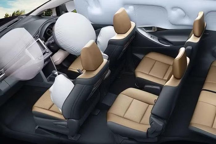 Toyota Innova thế hệ cũ ở Ấn Độ tiếp tục sử dụng động cơ diesel tăng áp, dung tích 2.4L quen thuộc, sản sinh công suất tối đa 148 mã lực và mô-men xoắn cực đại 343 Nm. Động cơ kết hợp duy nhất với hộp số sàn 5 cấp, truyền sức mạnh tới bánh sau.