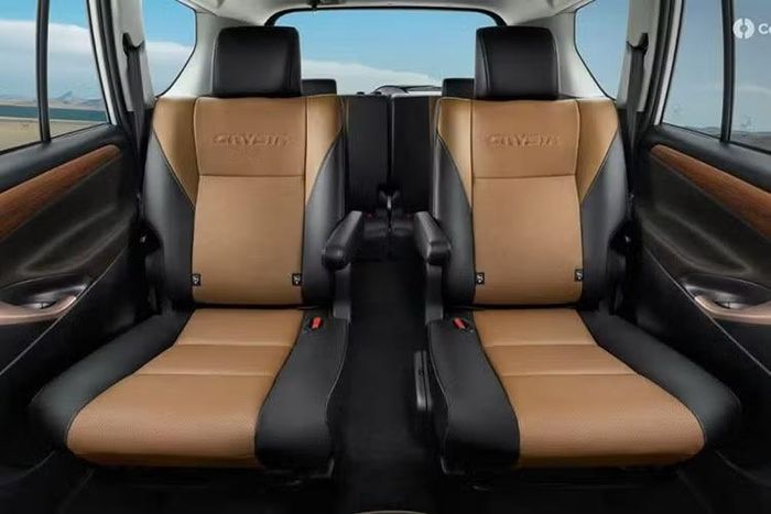 Chưa dừng ở đó, Toyota còn bổ sung khay sạc điện thoại không dây trên các phiên bản cao của Innova Crysta thế hệ 2026. Phiên bản cao cấp nhất còn có thêm hệ thống giám sát áp suất lốp TPMS.