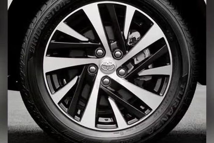 Trong suốt vòng đời sản phẩm, Toyota Innova Crysta đã trải qua nhiều lần nâng cấp và bản cập nhật 2026 có thể là lần cuối cùng. Hiện đã có những tin đồn cho rằng Toyota sẽ ngừng sản xuất Innova Crysta vào năm 2027. Tuy nhiên, thời gian tồn tại của mẫu xe này cũng có thể được kéo dài để tận dụng hiệu quả từ bản nâng cấp mới.