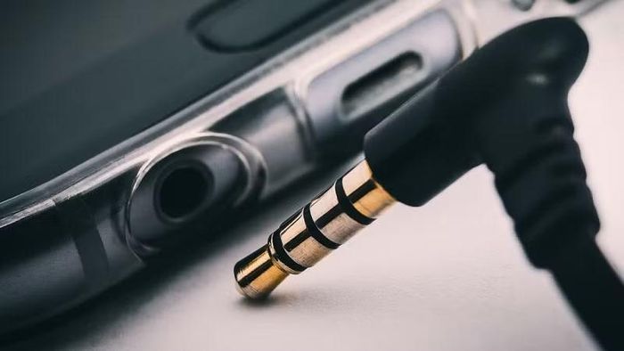 Các kỹ sư âm thanh cũng cảnh báo rằng khi những vòng cách điện bị nứt, mòn hoặc hư hỏng do va đập, các phần kim loại có thể tiếp xúc với nhau gây ra hiện tượng nhiễu tín hiệu, mất tiếng một bên tai, xuất hiện tiếng rè hoặc khiến micro ngừng hoạt động hoàn toàn, ảnh hưởng trực tiếp đến trải nghiệm sử dụng.