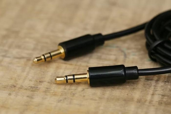 Đối với các mẫu tai nghe đi kèm smartphone hiện nay, đầu cắm thường có ba vòng nhựa theo chuẩn TRRS, cho phép truyền đồng thời tín hiệu âm thanh stereo, tín hiệu micro đàm thoại và các lệnh điều khiển như tăng giảm âm lượng hoặc nhận cuộc gọi trực tiếp trên dây tai nghe.