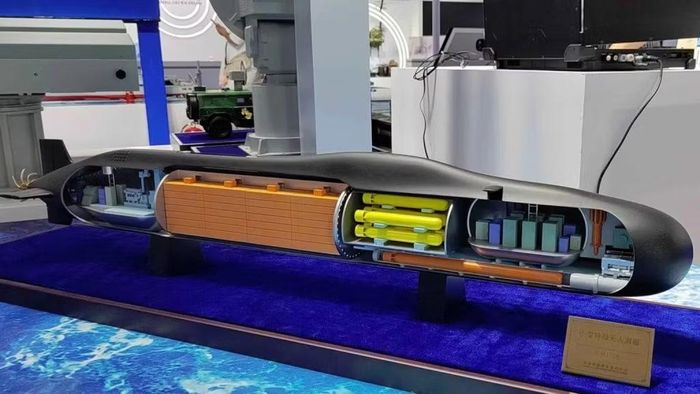 Trước đó, một tập đoàn đóng tàu hàng đầu của Trung Quốc cũng đã giới thiệu ý tưởng về phương tiện không người lái dưới nước (UUV) với hình dáng thân tàu tương tự. Những thiết kế kiểu này có thể mang lại lợi thế về tốc độ, khả năng cơ động và giảm tiếng ồn, nhưng cũng tồn tại nhiều hạn chế lớn.