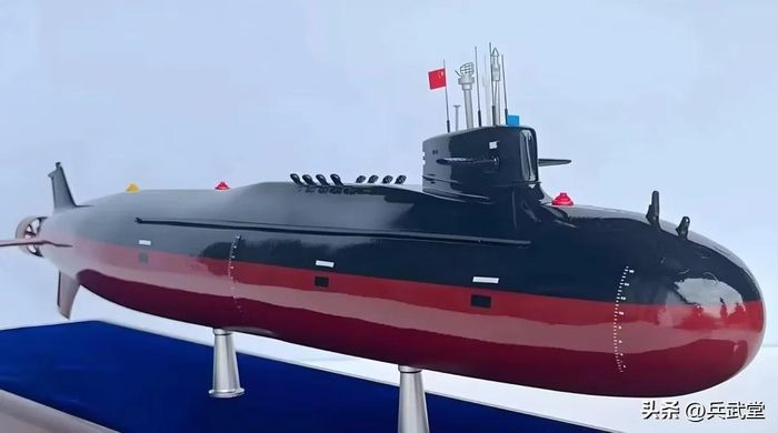 Để so sánh, các biến thể tàu ngầm tấn công hạt nhân Type 093 của Trung Quốc, hiện đại nhất trong biên chế Hải quân Quân Giải phóng Nhân dân Trung Quốc (PLA), dài khoảng 356-360 feet (108-110 mét) và rộng 36 feet. Tàu ngầm lớp Virginia của Hải quân Mỹ có chiều dài 377 feet (114,8 mét) và rộng 34 feet (10,36 mét).