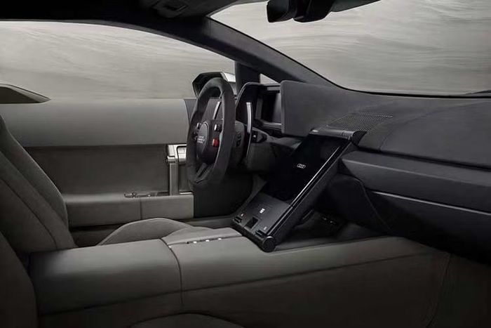 Không gian nội thất của Nuvolari đi theo xu hướng tối giản tương tự bản Concept C với cấu trúc phối hai tông màu kết hợp các điểm nhấn bằng nhôm anodized. Audi trang bị cho siêu xe này ghế thể thao trọng lượng nhẹ cấu tạo từ sợi carbon. Khu vực điều khiển trung tâm nổi bật với bảng đồng hồ kỹ thuật số và màn hình cảm ứng giải trí đặt dọc.