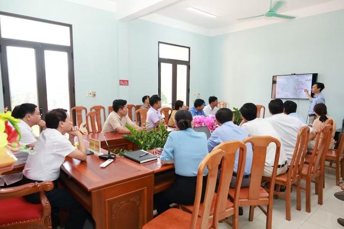 Lãnh đạo xã Quan Thành (Nghệ An) khảo sát, thảo luận để thống nhất chủ trương sáp nhập và vị trí đặt trường học trên địa bàn. Ảnh: TTQT