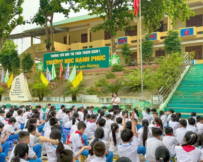 Giờ hoạt động trải nghiệm tại Trường Tiểu học Thị trấn Thạch Giám 1 (xã Tương Dương, Nghệ An). Ảnh: NTCC