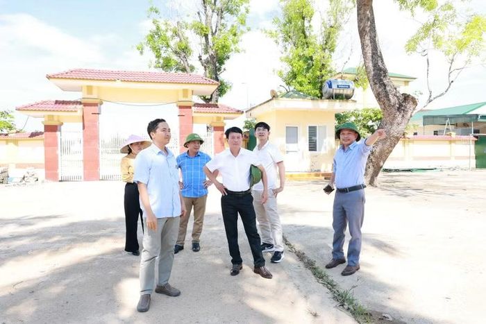 Đoàn công tác Đảng ủy xã Quan Thành (Nghệ An) khảo sát tại Trường Tiểu học và THCS Trung Thành. Ảnh: TTQT