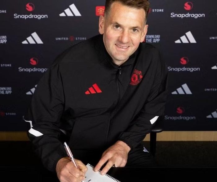 Trong một diễn biến khác, Man United cũng vừa gia hạn hợp đồng thêm một năm với thủ môn kỳ cựu Tom Heaton, qua đó giữ chân thủ môn 40 tuổi ở lại sân Old Trafford đến hết mùa giải 2026/27.