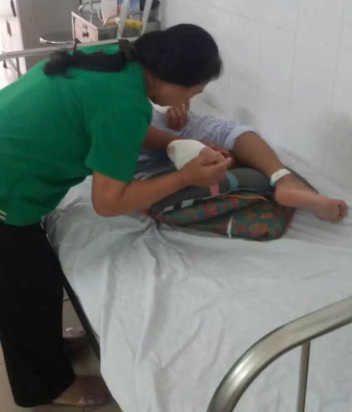 Sau khi con trai bị điện giật, bà Ngân phải theo con cả chuỗi ngày dài tại bệnh viện ở Hà Nội.