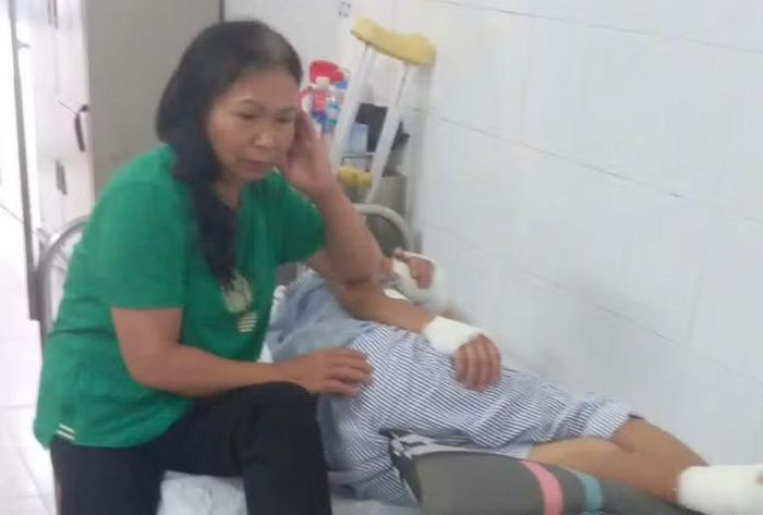 Con gặp nạn, kinh tế kiệt quệ, bà Ngân chỉ biết cúi đầu cầu xin sự giúp đỡ.